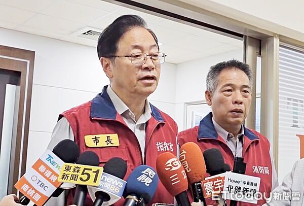 ▲桃園市長張善政今天上午主持災害應變中心二級開設後受訪，說明昨晚決定停班停課最主要原因。（圖／記者沈繼昌翻攝）