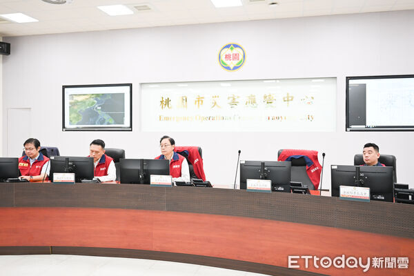 ▲桃園市長張善政今天上午主持災害應變中心二級開設，聽取各局處即時颱風資訊。（圖／記者沈繼昌翻攝）