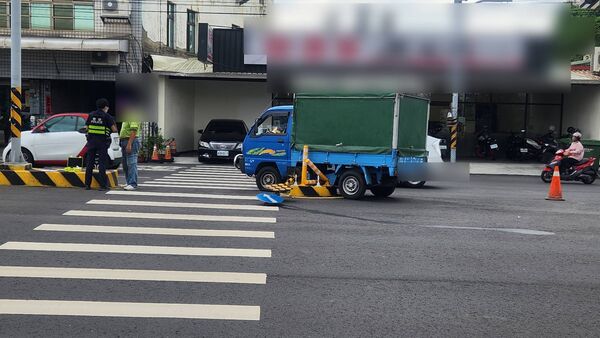 ▲彰南路行人庇護島遭撞8次。（圖／民眾提供）