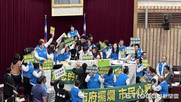 ▲▼高雄市議會審明年度總預算爆衝突！藍議員控遭綠隨扈攻擊喊告。（圖／記者賴文萱攝）