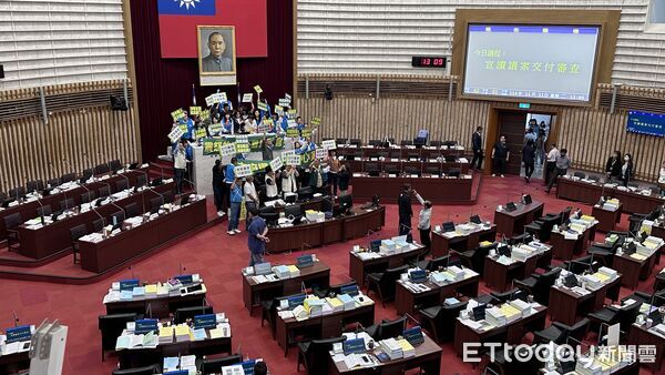 ▲▼高雄市議會審明年度總預算爆衝突！藍議員控遭綠隨扈攻擊喊告。（圖／記者賴文萱攝）