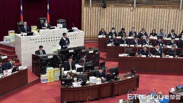 ▲▼高雄市議會審明年度總預算爆衝突！藍議員控遭綠隨扈攻擊喊告。（圖／記者賴文萱攝）