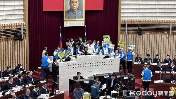 ▲▼高雄市議會審明年度總預算爆衝突！藍議員控遭綠隨扈攻擊喊告。（圖／記者賴文萱攝）