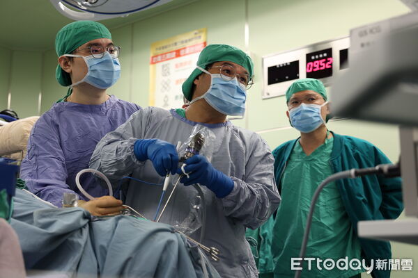 ▲▼跨科團隊合作的雙手聯彈經鼻經蝶竇腦瘤清除術，由內視鏡經驗豐富周昱甫醫師（中）先行開道打開顱底，整理出空間。右為在旁準備的神經外科主任蔡昇宗醫師。（圖／慈濟醫學中心提供，下同）