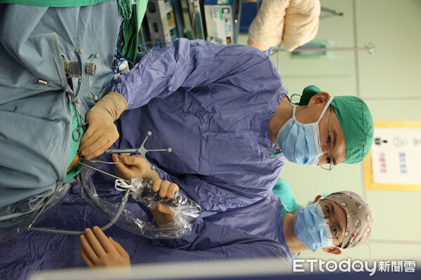 ▲▼跨科團隊合作的雙手聯彈經鼻經蝶竇腦瘤清除術，由內視鏡經驗豐富周昱甫醫師（中）先行開道打開顱底，整理出空間。右為在旁準備的神經外科主任蔡昇宗醫師。（圖／慈濟醫學中心提供，下同）