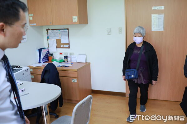 ▲▼跨科團隊合作的雙手聯彈經鼻經蝶竇腦瘤清除術，由內視鏡經驗豐富周昱甫醫師（中）先行開道打開顱底，整理出空間。右為在旁準備的神經外科主任蔡昇宗醫師。（圖／慈濟醫學中心提供，下同）