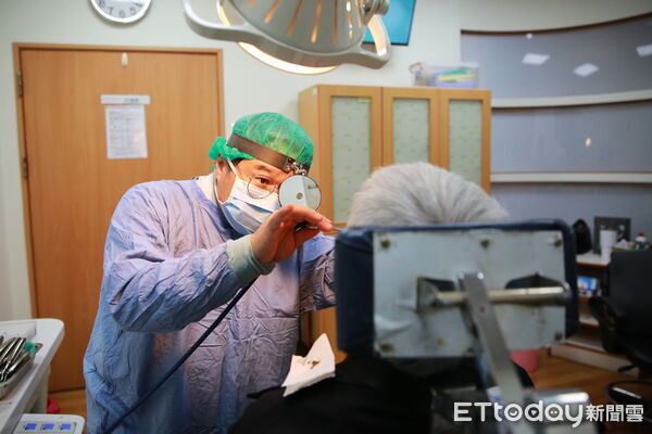 ▲▼跨科團隊合作的雙手聯彈經鼻經蝶竇腦瘤清除術，由內視鏡經驗豐富周昱甫醫師（中）先行開道打開顱底，整理出空間。右為在旁準備的神經外科主任蔡昇宗醫師。（圖／慈濟醫學中心提供，下同）