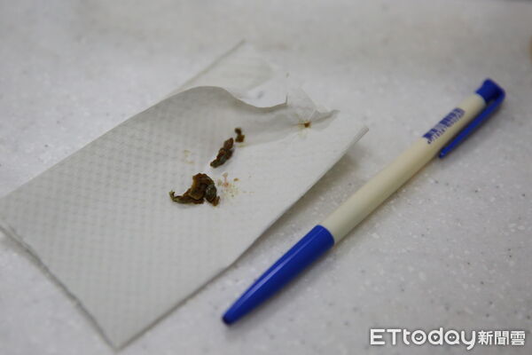 ▲▼跨科團隊合作的雙手聯彈經鼻經蝶竇腦瘤清除術，由內視鏡經驗豐富周昱甫醫師（中）先行開道打開顱底，整理出空間。右為在旁準備的神經外科主任蔡昇宗醫師。（圖／慈濟醫學中心提供，下同）