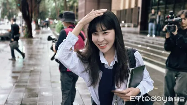 ▲▼外號「仙塔律師Santa」的網紅律師李宜諪，涉洩密給靈骨塔詐團並洗錢，被起訴求刑1年，她今（11日）首度到台北地院出庭不認罪。（圖／記者黃哲民攝）