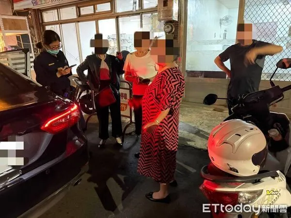 ▲▼大陸女子首次來台探親竟迷途，員警載她在大肚山上繞圈40分鐘助團圓。（圖／警方提供，下同）