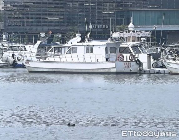 ▲安平區安億路水域驚見浮屍，消防人員迅速下水打撈。（民眾提供，下同）