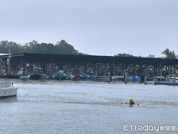 ▲安平區安億路水域驚見浮屍，消防人員迅速下水打撈。（民眾提供，下同）
