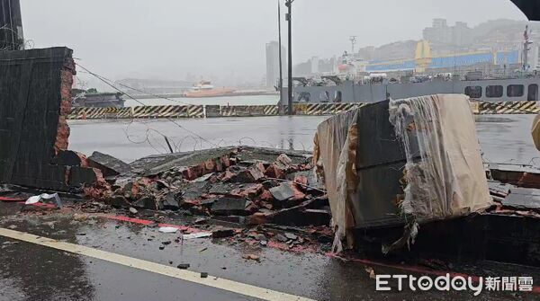 ▲共30噸的鋼捲從曳引車上滑落，港務局的圍牆被砸破大洞。（圖／記者郭世賢翻攝）
