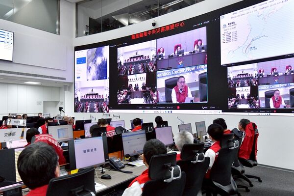 ▲▼總統賴清德、行政院長卓榮泰、內政部長劉世芳視察中央災害應變中心。（圖／行政院提供）