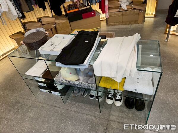 ▲▼刑事局智財大隊在北市東區查緝兩家店面販售假包。（圖／記者邱中岳翻攝）