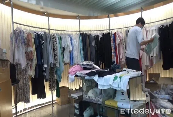 ▲▼刑事局智財大隊在北市東區查緝兩家店面販售假包。（圖／記者邱中岳翻攝）