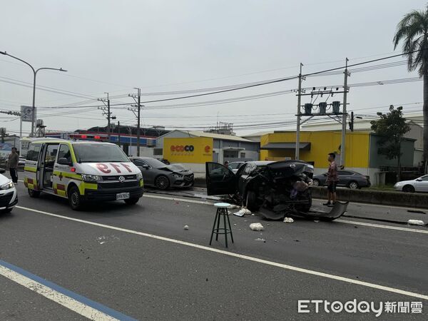 ▲台南市仁德區二仁路麥當勞前發生車禍，消防人員到場搶救送醫。（民眾提供，下同）
