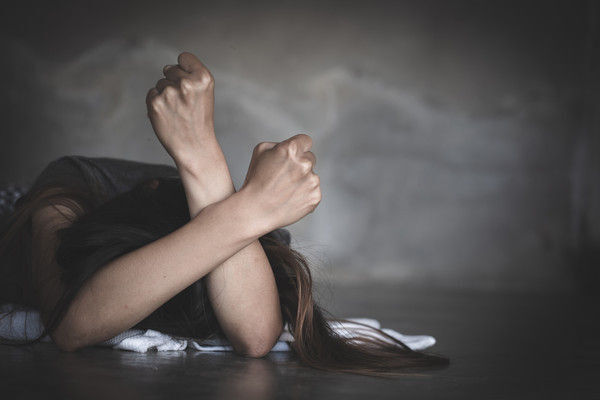 ▲桃園市林姓男子於2023年2月間陪同少女在八德區高城公園飲酒，卻趁機拉進廁所內硬上得逞，事後辯稱未違反其意願。（示意圖／取自免費圖庫123RF）