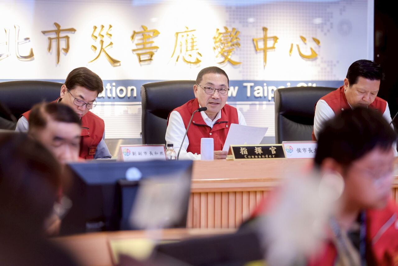 侯友宜揭新北今風雨最強 郊區陣風達8級以上、北海岸估4米大浪