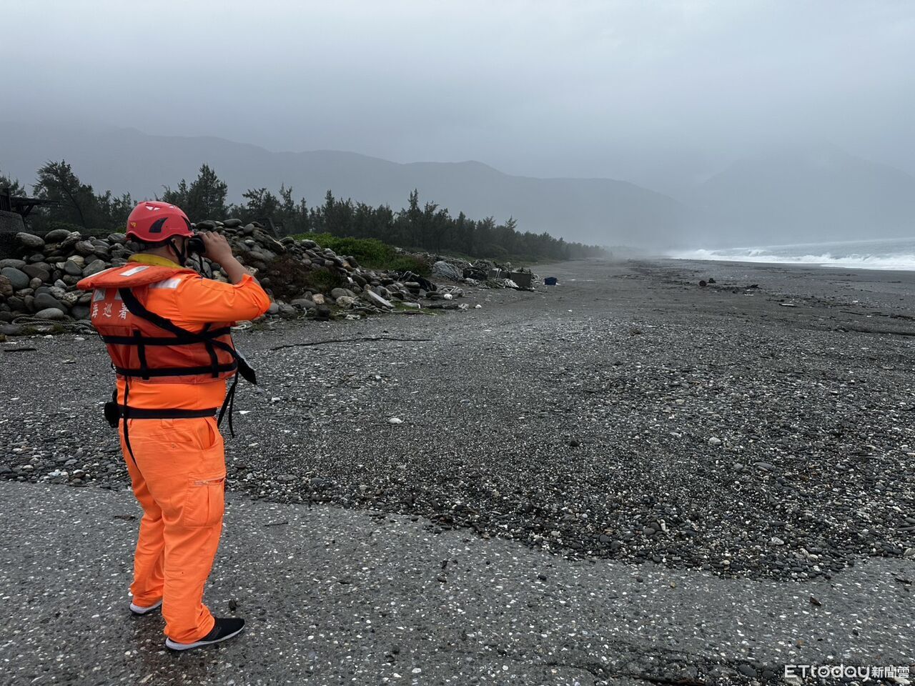 鳳凰逼近!花蓮沿海風雨增強 岸巡柔性勸離觀浪遊客