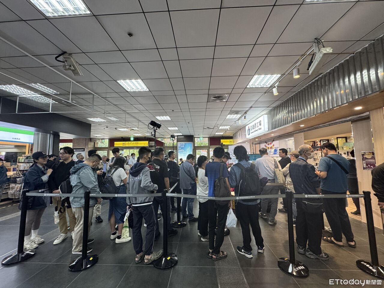 台鐵開賣「EMU3000型」N規模型　民眾清晨5點排隊搶購