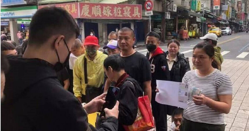 龍山寺前鬼扯老闆中彩券　擺攤收證件發現金辯沾喜氣