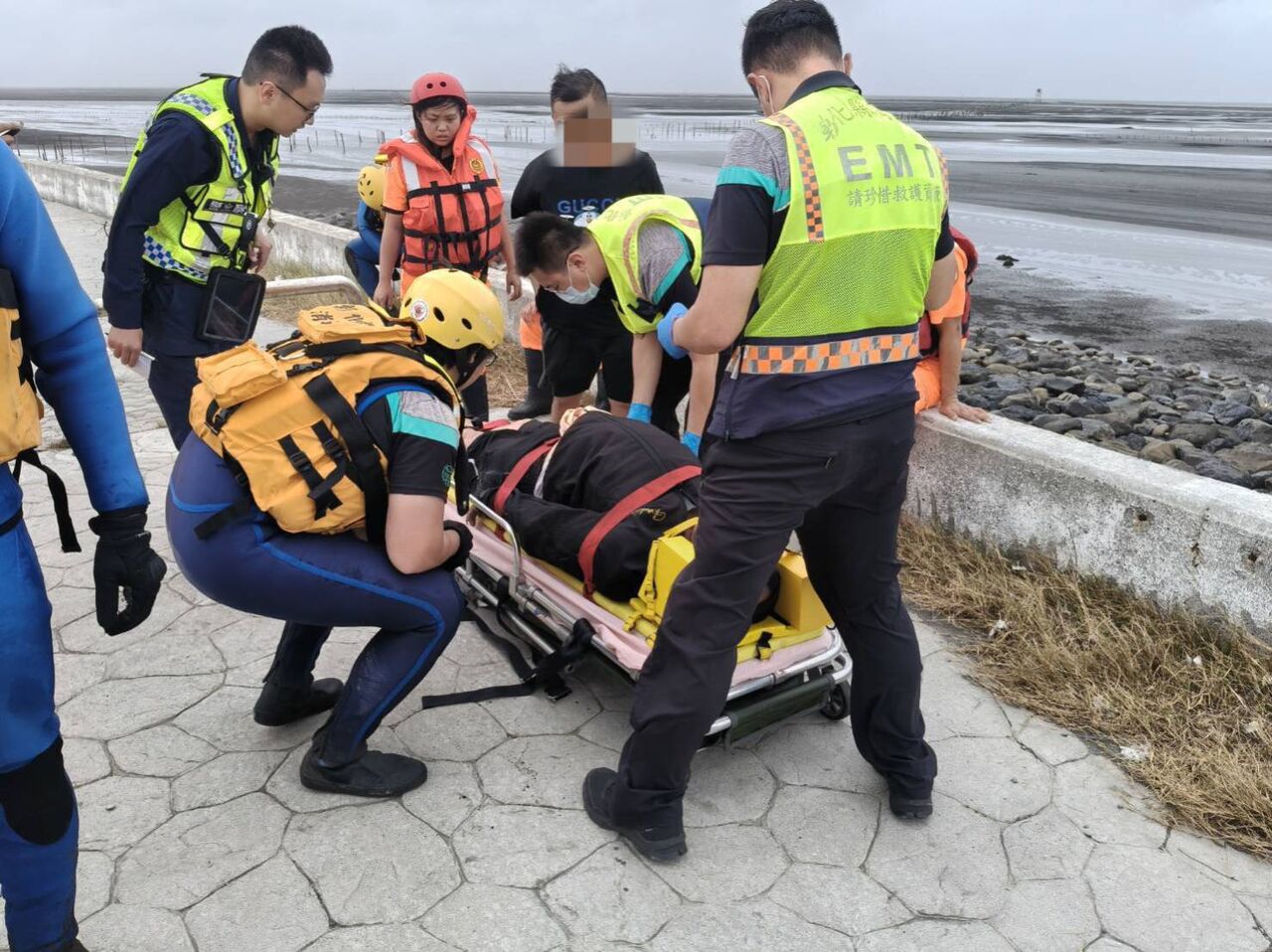 颱風天衝漢寶濕地!釣客突意識不清 海巡消防徒步2公里救援
