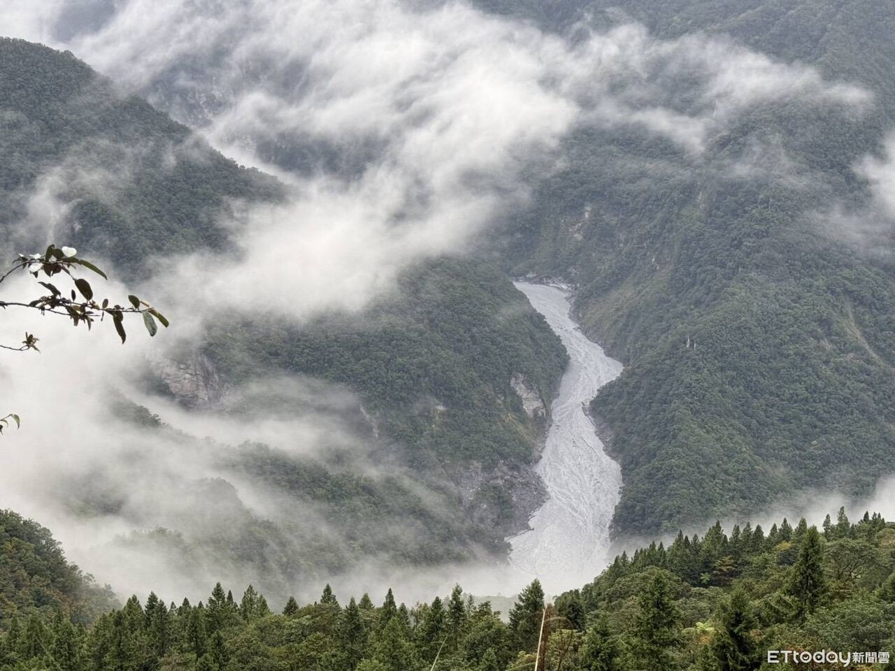 溢流口持續沖刷下切!馬太鞍溪堰塞湖10小時水位下降6.8公尺