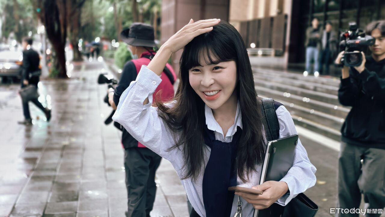 仙塔律師被控洩密給詐團!素顏出庭秒消失 完妝亮相笑臉拒認罪