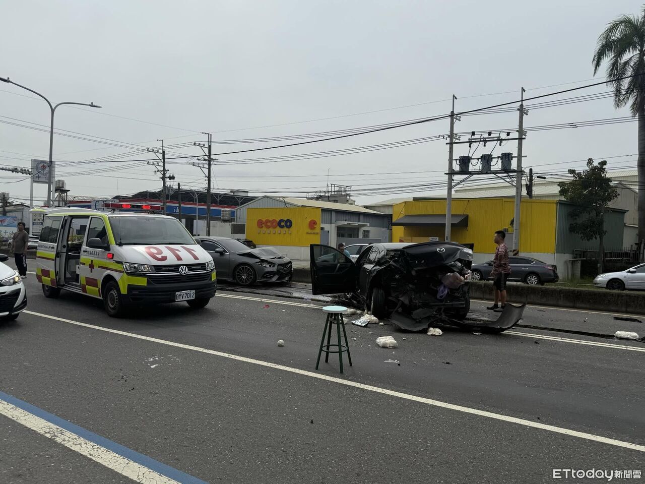 台南仁德麥當勞前車禍！2車擦撞...1輛倒轉180度再撞聯結車