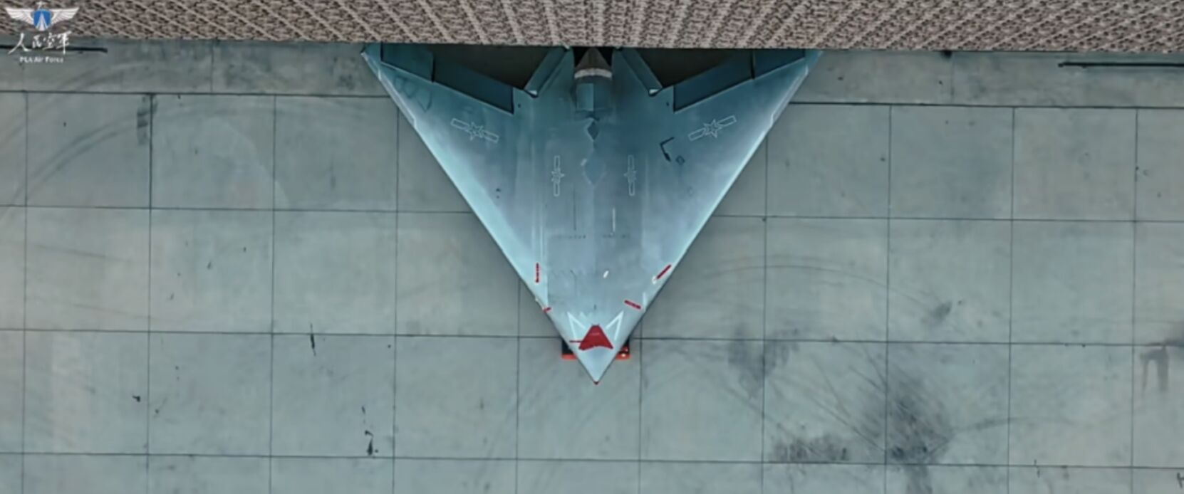 ▲解放軍空軍釋出無人攻擊機「玄龍」協同作戰畫面。（圖／翻攝北京日報）