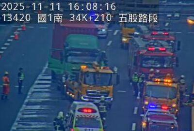 快訊/國1南下五股段「2大車碰撞」!占中、外車道 回堵8km紫爆