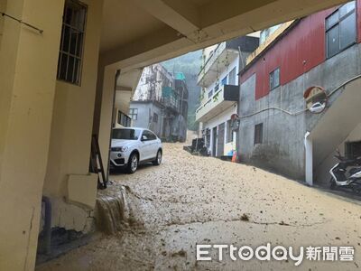 家門前有土石流！宜蘭南方澳道路泥水滾滾　一片泥黃畫面曝