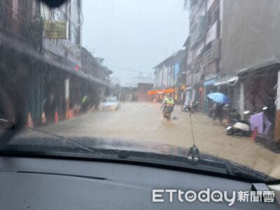 鳳凰挾豪雨！瑞芳後火車站「水淹半個輪胎高」　警拉封鎖線管制