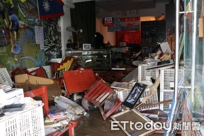 蘇澳暴雨大淹水後現況曝！市區滿目瘡痍　民眾急清理