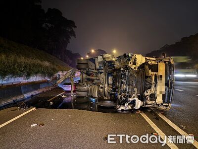 休息完上路就出事！國道物流貨櫃車撞護欄側翻　駕駛分心釀禍