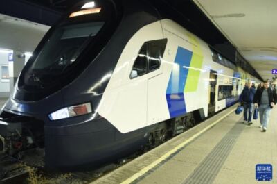 奧地利雙層「熊貓列車」亮相　「中國製造」基建投入客運鐵路系統