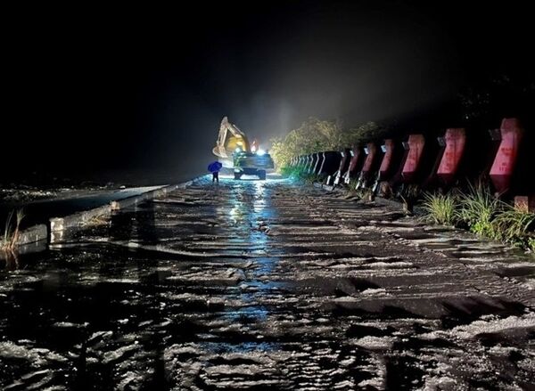 ▲▼馬太鞍溪暴漲導致花蓮縣萬榮鄉明利社區淹水，經濟部水利署緊急應變。（圖／記者陳瑩欣翻攝自經濟部）