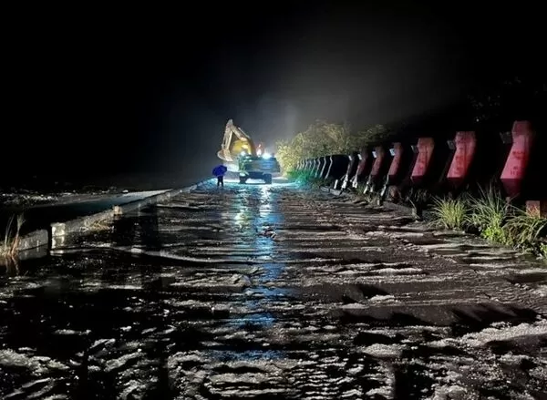 ▲▼馬太鞍溪暴漲導致花蓮縣萬榮鄉明利社區淹水，經濟部水利署緊急應變。（圖／記者陳瑩欣翻攝自經濟部）