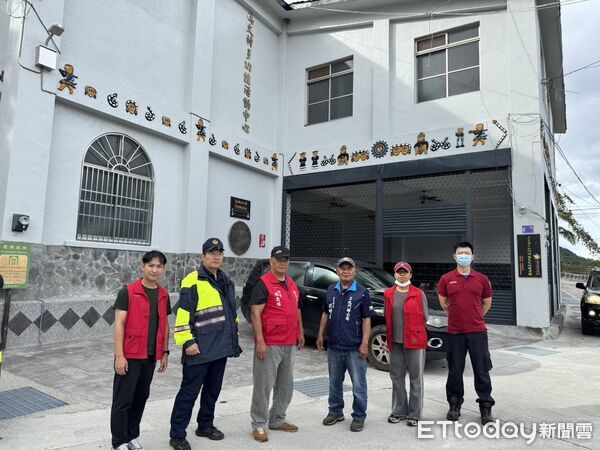 ▲里港警方配合三地門鄉公所執行撤離工作。（圖／記者陳崑福翻攝）