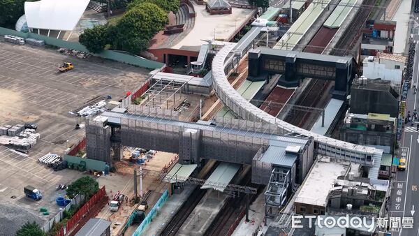 ▲▼內壢站跨站天橋。（圖／鐵道局提供）