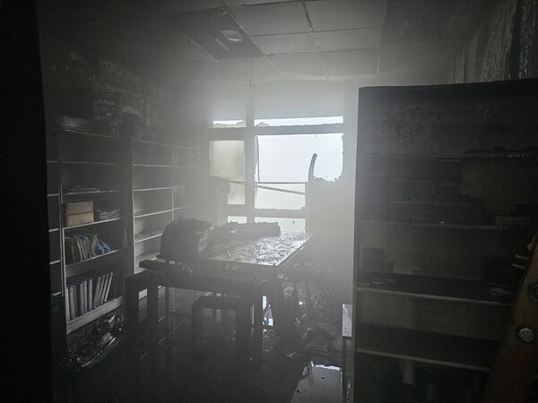 ▲▼宜蘭佛光大學雲起樓4樓一間辦公室不明突發火警，一度煙霧籠罩。（圖／讀者提供，下同）