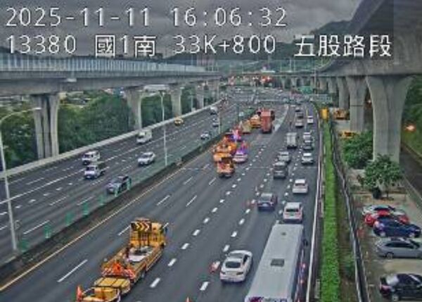 ▲國道1號五股路段車禍，2大車碰撞占用中外側車道。（圖／高速公路1968，下同）