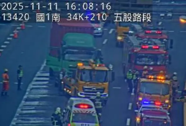 ▲國道1號五股路段車禍，2大車碰撞占用中外側車道。（圖／高速公路1968，下同）