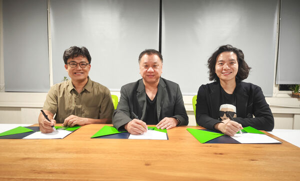 ▲瀚草文創創辦人曾瀚賢（左起）、泰國知名電影公司 Transformation Films總裁Sangar Chatchairungruang與樂到家國際娛樂總經理郝柏翔，共同簽署合作備忘錄，建立戰略夥伴關係。（圖／瀚草文創提供）