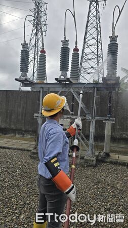 ▲台電雲林區處調度搶修人力，全面戒備強風豪雨可能帶來的災害。（圖／記者游瓊華翻攝）