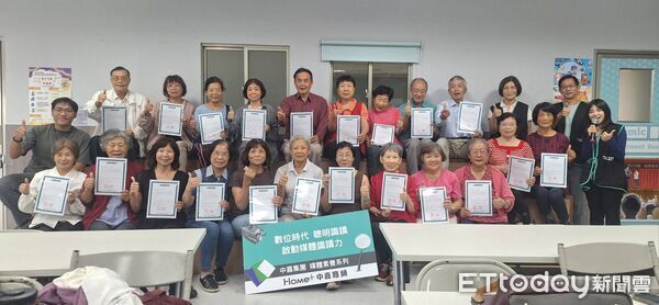 ▲中嘉媒體識讀課程結訓，長輩登臺演出即興防詐短劇。（記者林東良翻攝）