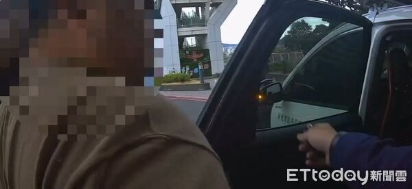 ▲▼兇刀+壓制上銬畫面另出+副院長             。（圖／記者陳以昇翻攝）