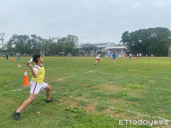 ▲台南140支隊伍參加手擲機創作競賽，學生現場調整、拋擲拚成績。（記者林東良翻攝，下同）