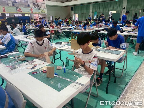 ▲台南140支隊伍參加手擲機創作競賽，學生現場調整、拋擲拚成績。（記者林東良翻攝，下同）